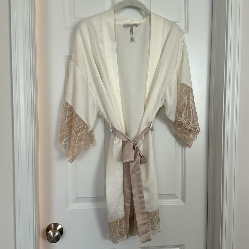 Flora Nikrooz intimate kimono robe in small